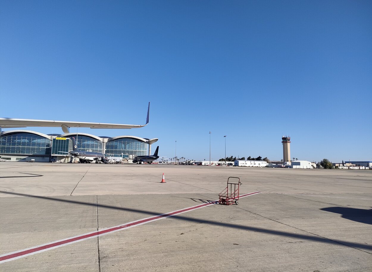 El Aeropuerto Internacional Reina Alia está a unos 30 kilómetros al sur de Amman