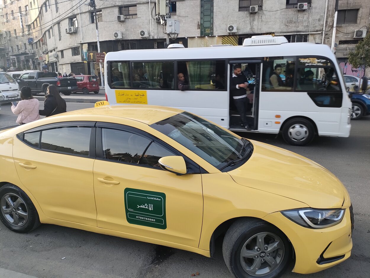 El taxi es una opción para viajar entre el aeropuerto y la capital jordana