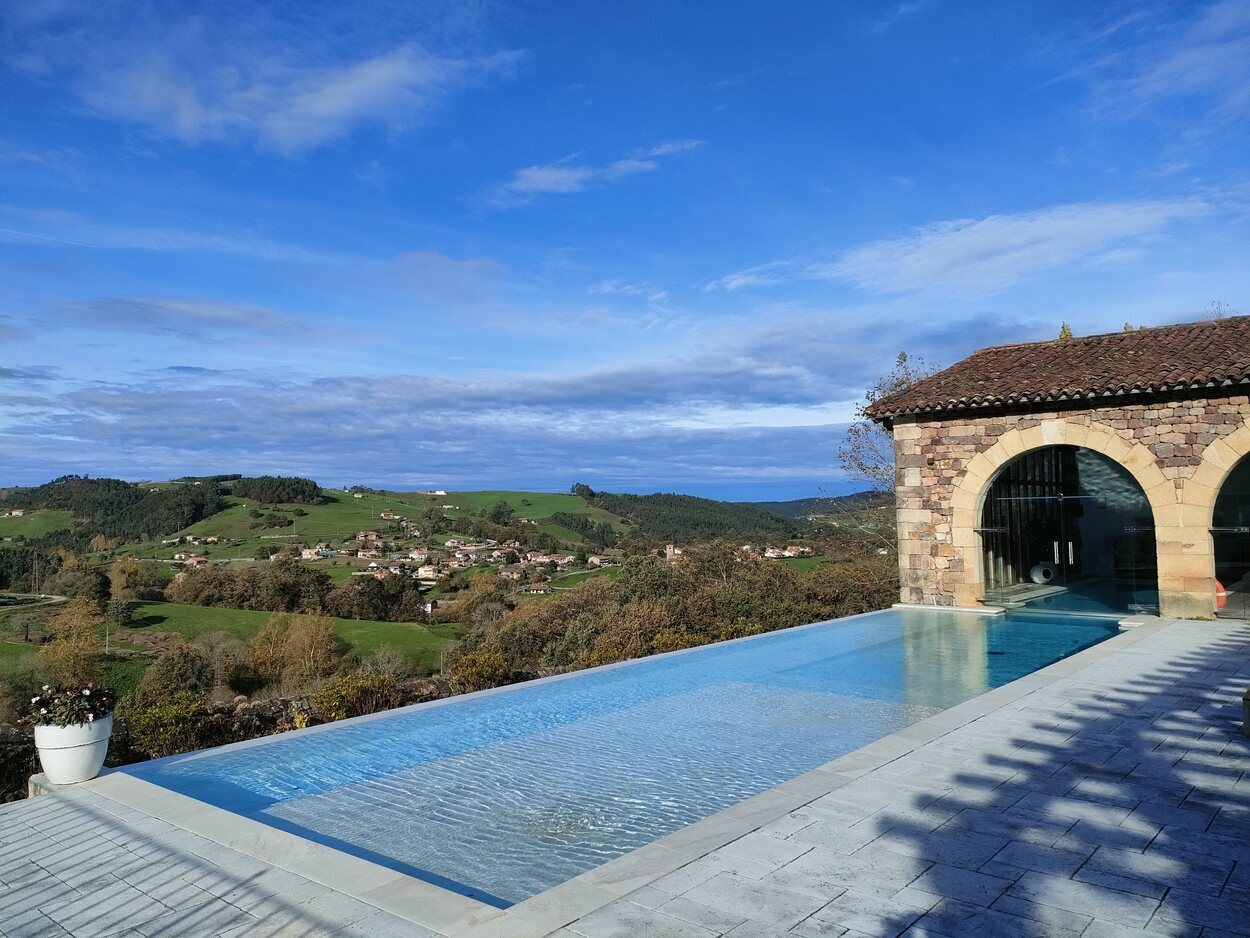 Piscina infinity del Palacio de la Helguera