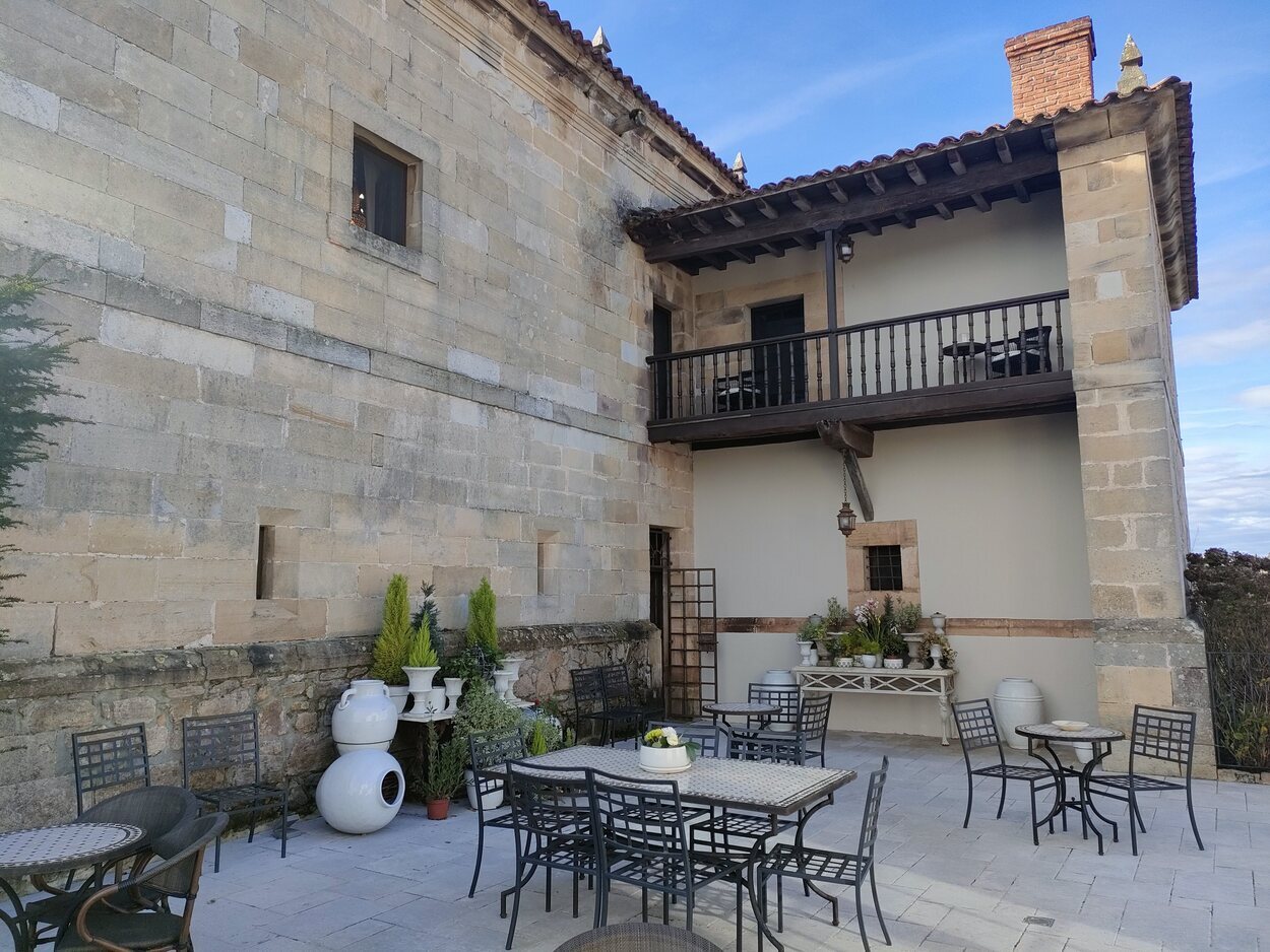 Terraza del restaurante Trastámara en Helguera Palacio Boutique & Antique | Foto: Guillermo Álvarez