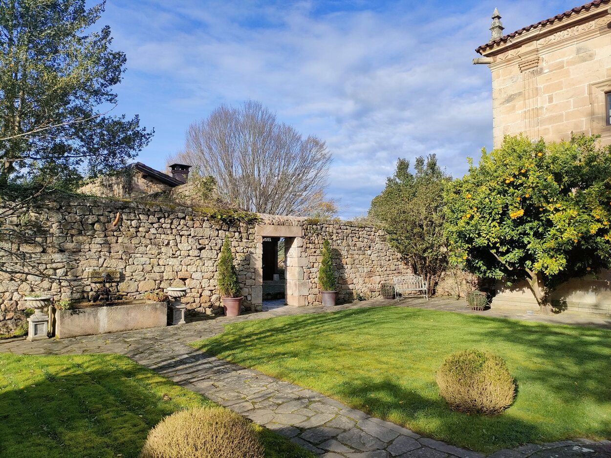 Jardín delantero del Palacio de la Helguera | Foto: Guillermo Álvarez