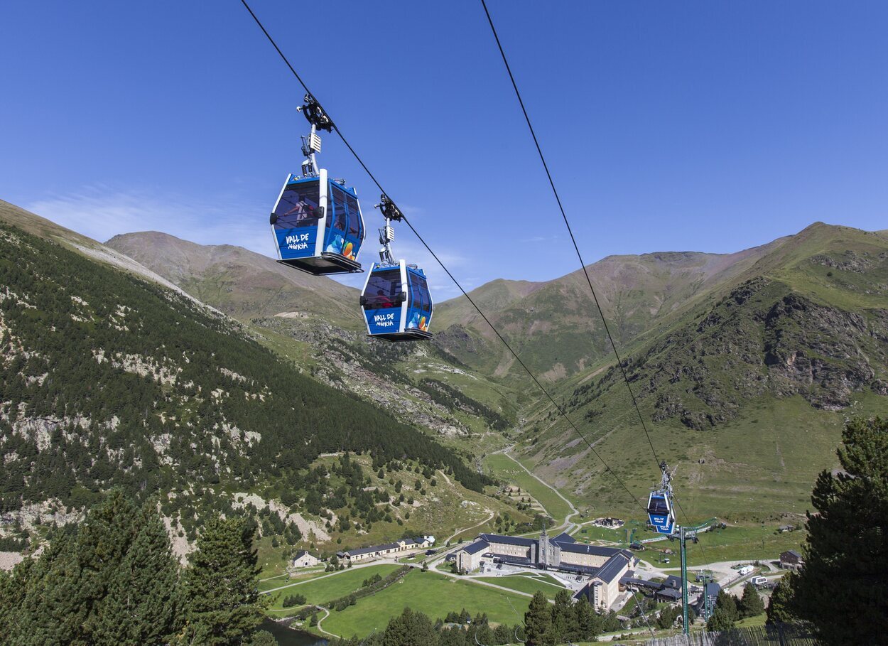 En Vall de Núria hay un teleférico para subir a las cumbres