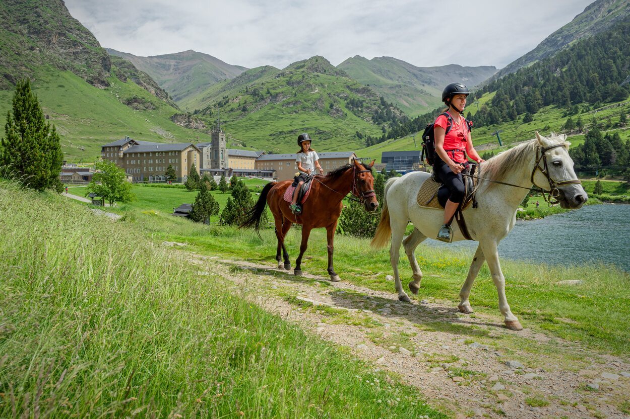 Los paseos a caballos son una opción para disfrutar de la naturaleza en Vall de Núria