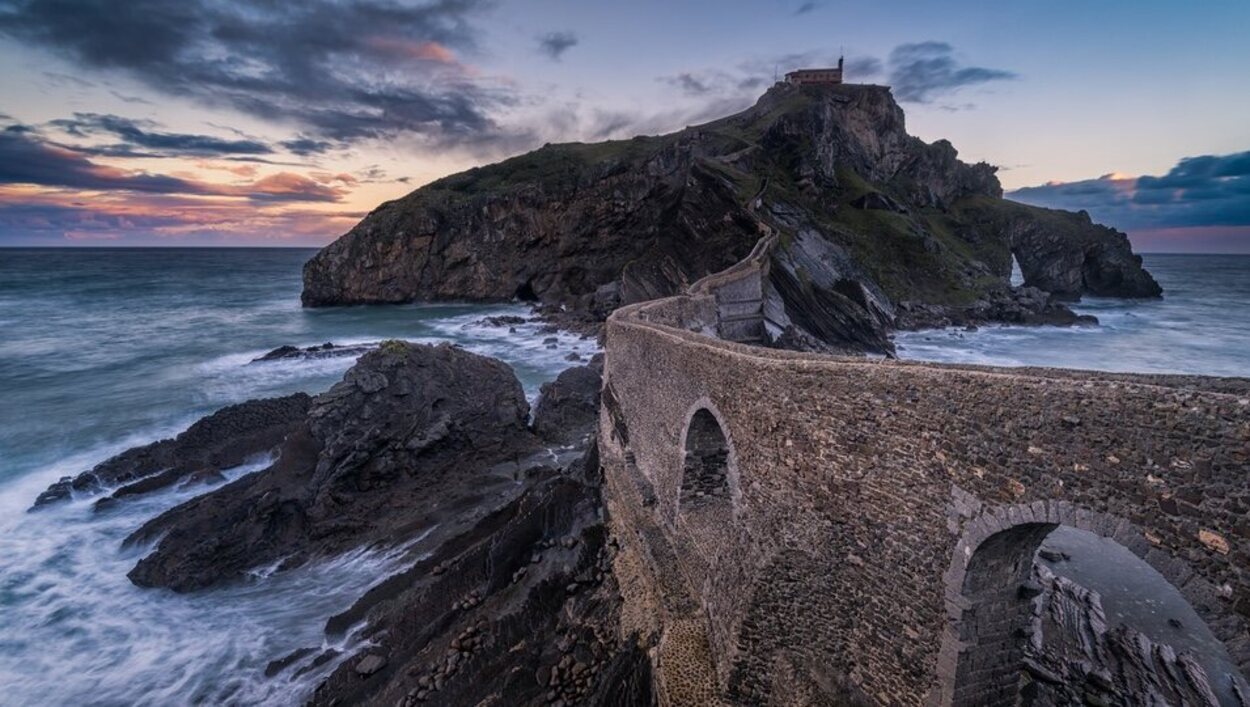 Puente de piedra e islote de San Juan de Gaztelugatxe