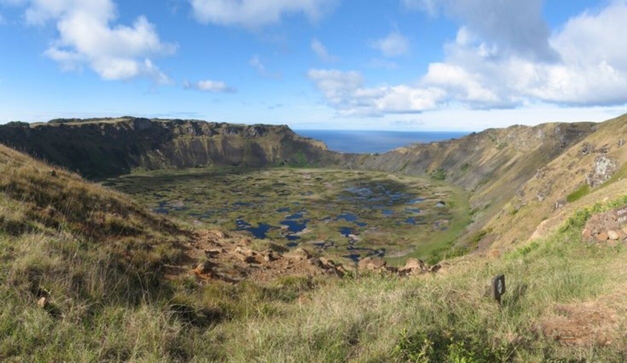 Todos los volcanes de Isla de Pascua están dormidos y visitarlos es una experiencia increíble