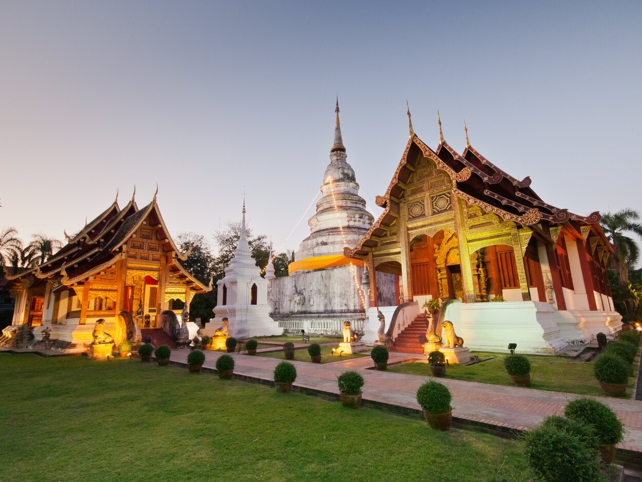 Wat Phra Singh es de los templos que más peregrinos atrae