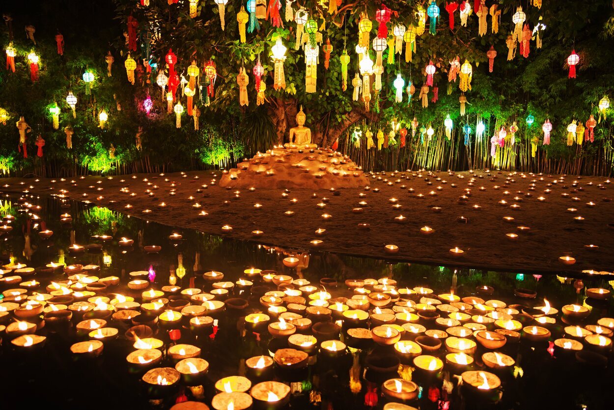 Wat Phan Tao es un templo muy atractivo con sus miles de lámparas alrededor de los estanques