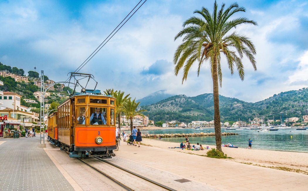 4 trenes por España que te trasladarán a otra época