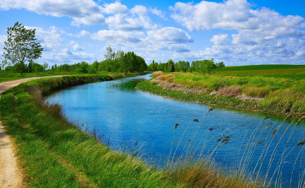 Descubre Castilla a bordo de un crucero fluvial por el Canal de Castilla