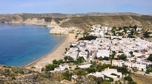 Un paseo por Agua Amarga: de la belleza del pueblo a sus impresionantes playas